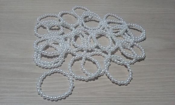 Pulseira de pérolas brancas