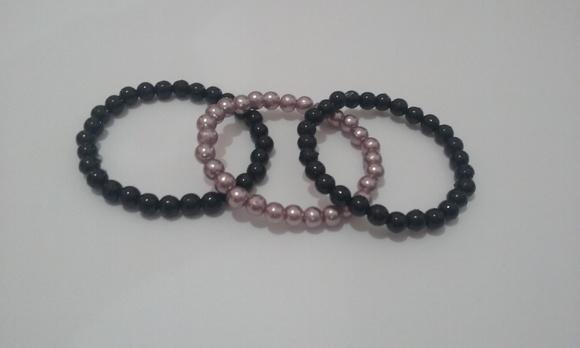 Kit de pulseira de pérolas pretas e prata