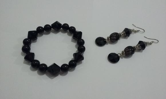 Pulseira Preta com Brinco