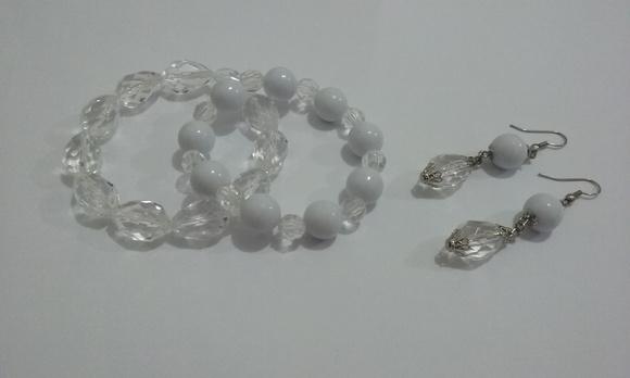 Kit pulseiras e brinco branco