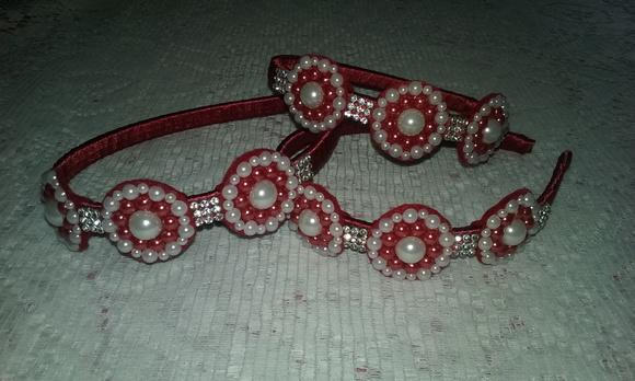 Tiara Vermelha com Pérolas