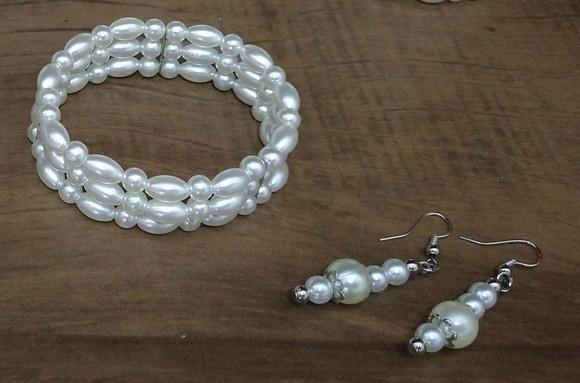 Pulseira e brinco de pérolas