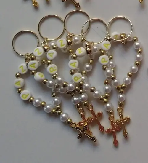 Mini Terço Chaveiro Letra Amarela e Cruz Dourada