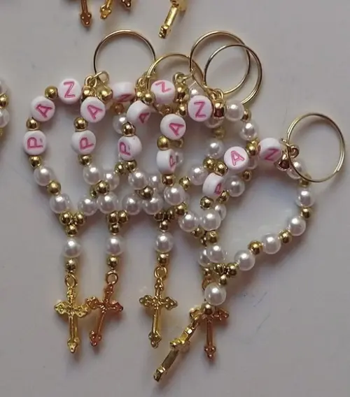 Mini Terço Chaveiro Letra Rosa e Cruz Dourada