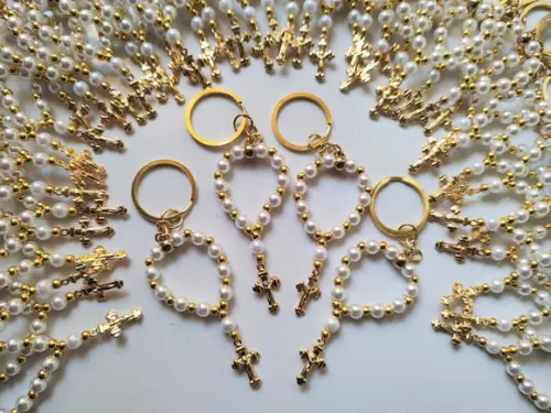Mini Terço Chaveiro Dourado com Saquinho de Organza