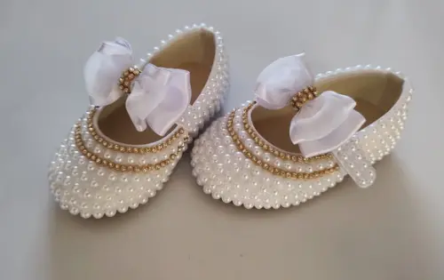Sapatinho de Pérolas Brancas com Sola Antiderrapante