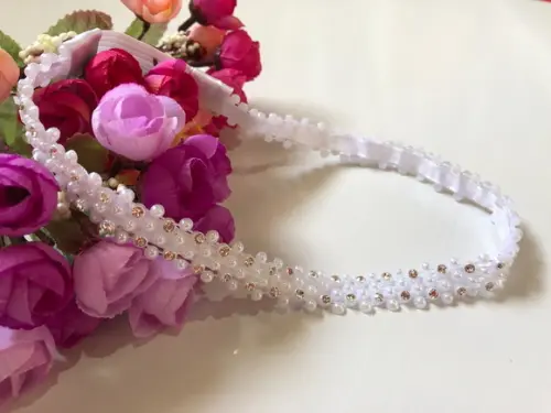 Faixa branca de pérolas e strass.