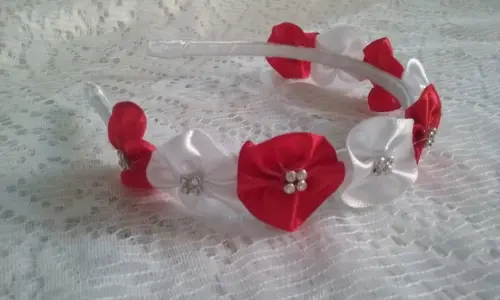 Tiara Rosinhas Vermelhas e Brancas