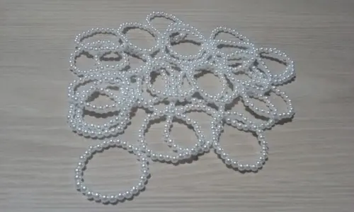 Pulseira de pérolas brancas