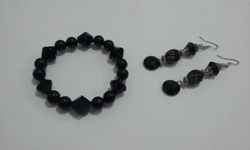 Pulseira Preta com Brinco