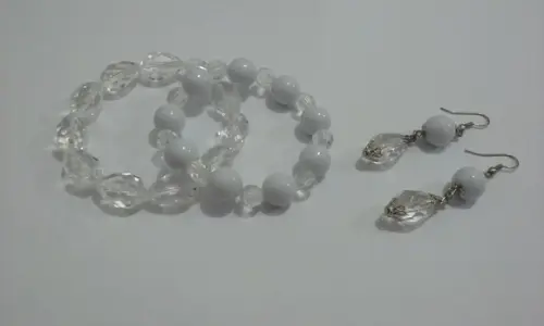 Kit pulseiras e brinco branco