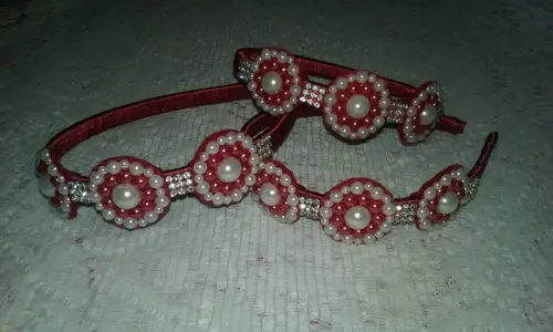 Tiara Vermelha com Pérolas