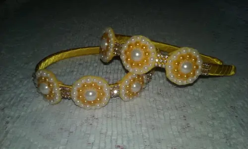 Tiara Amarela com Pérolas