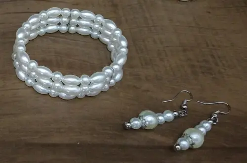 Pulseira e brinco de pérolas