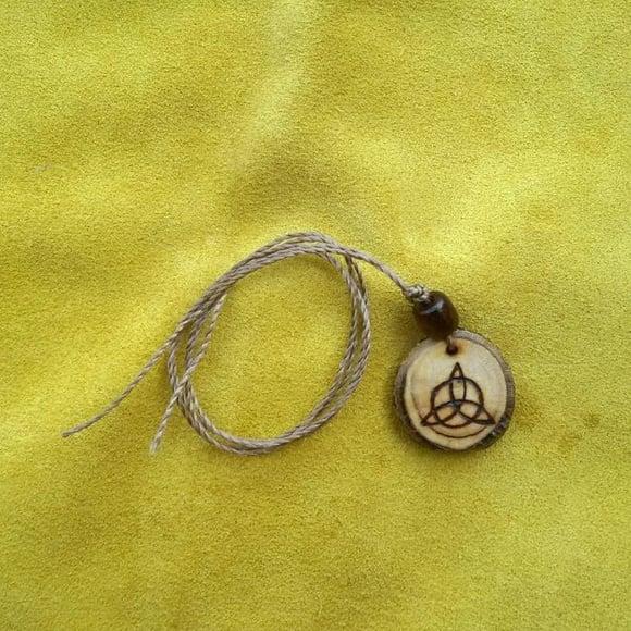 COLAR DE MADEIRA TRIQUETRA