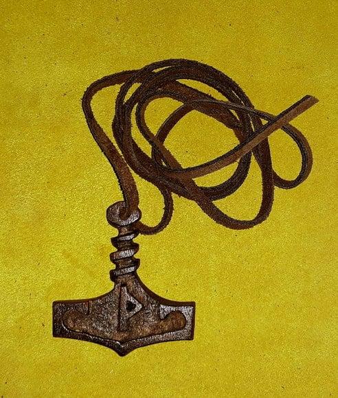 COLAR MARTELO DE THOR / MJÖLNIR MOD. 02 CEDRO ENCERADO