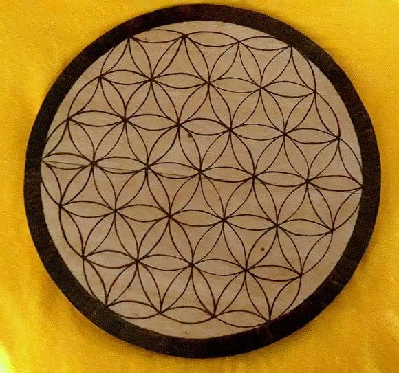 Cristal Grid em Cedro Amarelo 45cm Flor da Vida