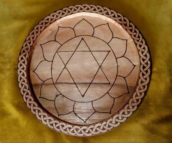 CRISTAL GRID EM CEDRO VERMELHO COM BORDA 45CM