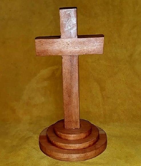 CRUZ EM MADEIRA MOD 01 - CRUZ 20x12x4 + BASE 6X16