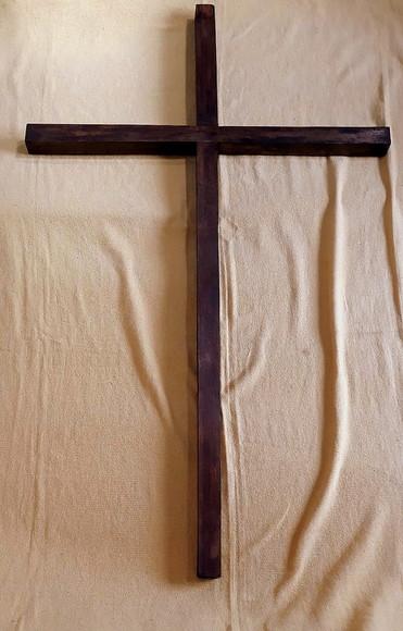 CRUZ EM MADEIRA ESCURA - 1,50 x 0,90cm X 4CM
