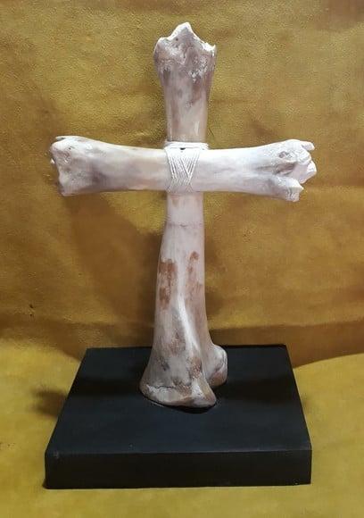 Cruz em Osso de Boi c/ Base de Madeira - 50cm