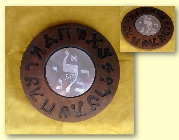 ESCUDO DE MADEIRA E METAL ENTALHE SEMBOLO ANGELICAL 40X40