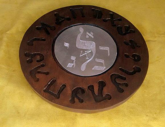 ESCUDO DE MADEIRA E METAL ENTALHE SEMBOLO ANGELICAL 40X40