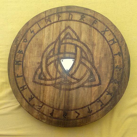 ESCUDO MADEIRA E METAL TRISKLE CELTA 70X70