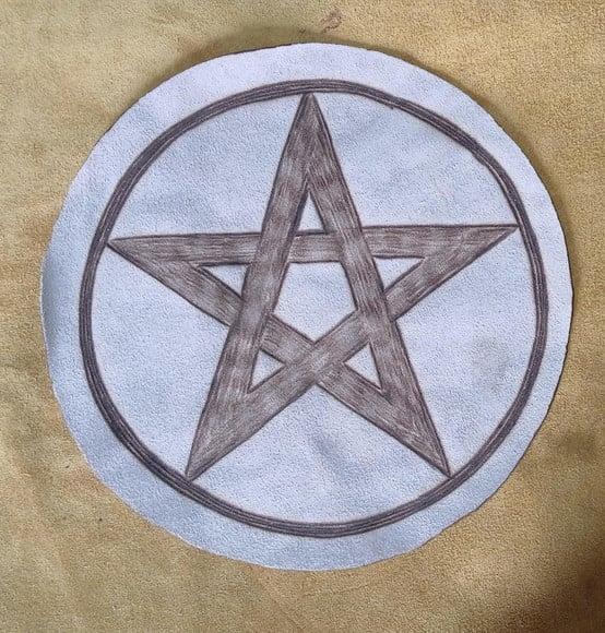 Pentagrama Pirogravado em Couro Rustico 20cm