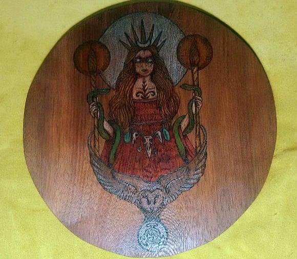 PLACA HÉCATE PINTADA 28CM
