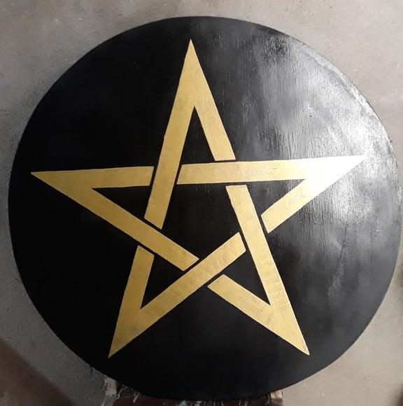 Placa Pentagrama 70x70x2cm Pintada Preto/dourado