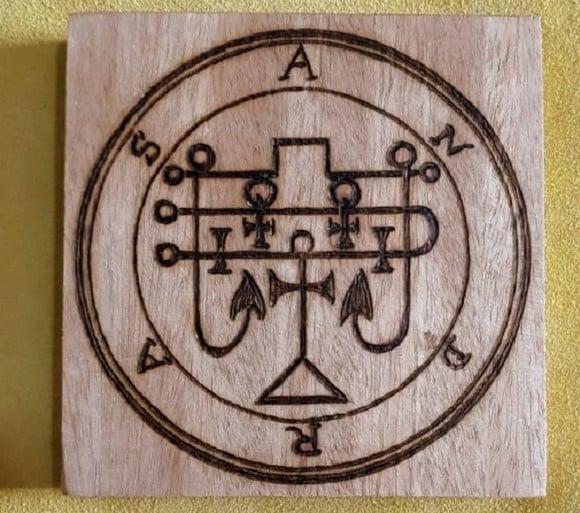 PLACA SIGILO DE ANDRAS 28CM (REDONDA OU QUADRADA)