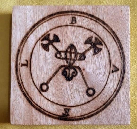 PLACA SIGILO DE BAEL 28CM (REDONDA OU QUADRADA)
