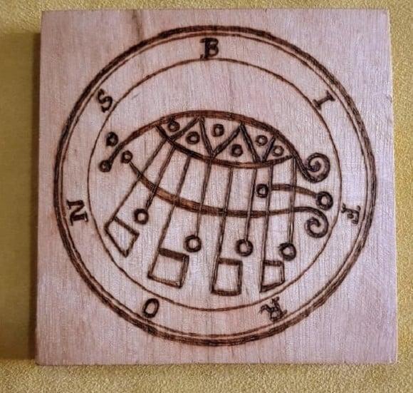 PLACA SIGILO DE BIFRONS 28CM (REDONDA OU QUADRADA)