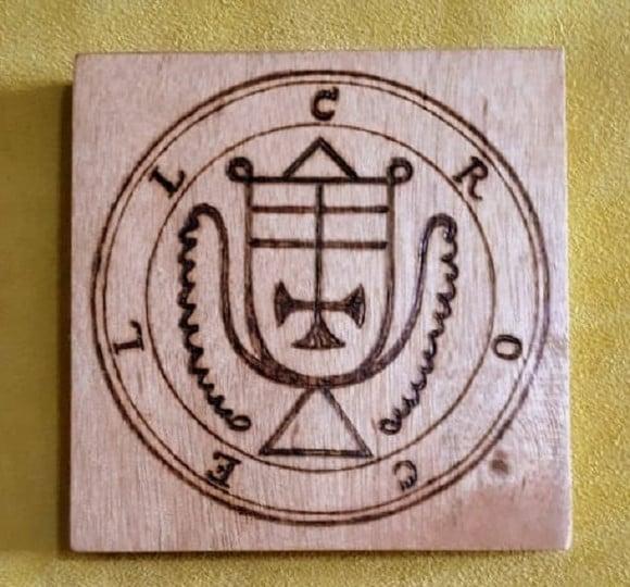 PLACA SIGILO DE CROCELL 28CM (REDONDA OU QUADRADA)