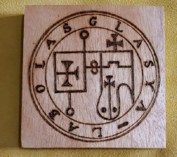 PLACA SIGILO DE GLASYA LABOLAS 28CM (REDONDA OU QUADRADA)