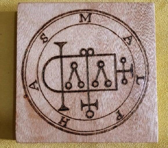 PLACA SIGILO DE MALPHAS 28CM (REDONDA OU QUADRADA)