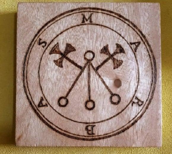 PLACA SIGILO DE MARBAS 28CM (REDONDA OU QUADRADA)