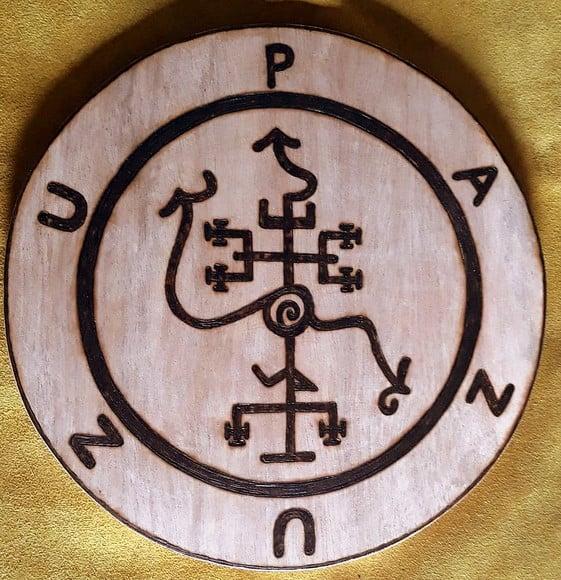 PLACA SIGILO DE PAZUZU 28CM (REDONDA OU QUADRADA)