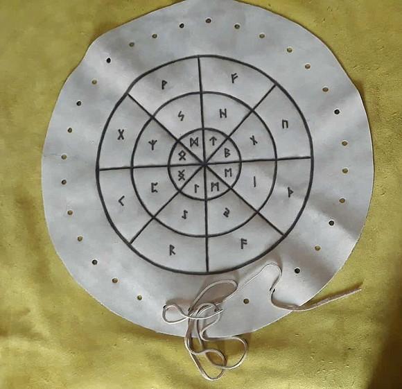 Runas Osso de Boi Pirogravadas com Saquinho em Couro 45cm
