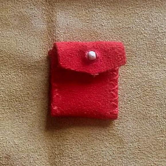 Saquinho Patuá em Couro Vermelho 3,5 cm x 4cm