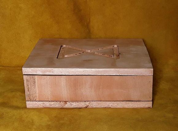 SPELLBOX / CAIXA DE MADEIRA ENTALHADA RUNA 28X10X30
