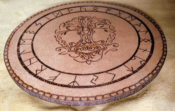 TÁBUA OU PLACA RÚNICA PARA LEITURA