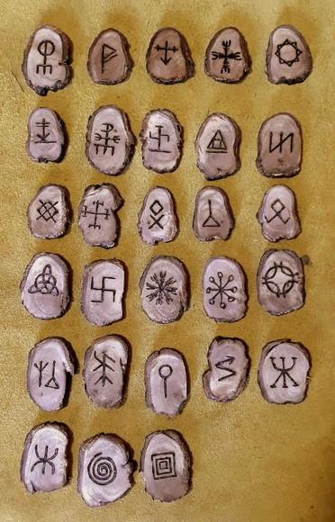 TALISMÃS RUNICOS EM TEIXO - 28 PEÇAS