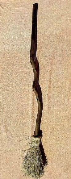 Vassoura de Bruxa Cabo de Cedro 120cm