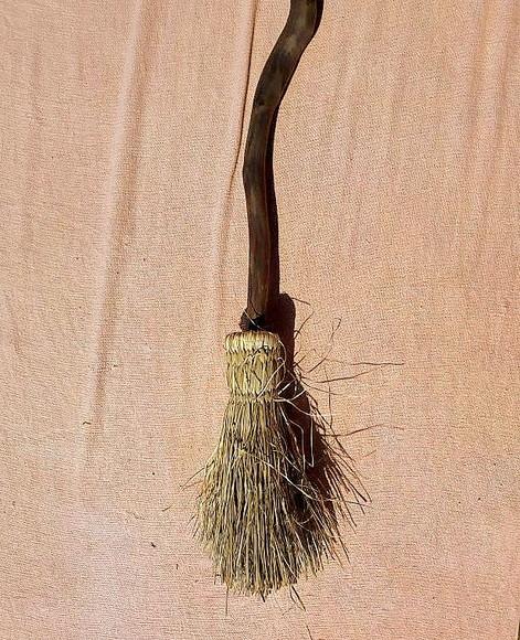 Vassoura de Bruxa Cabo Dee Cedro 120cm