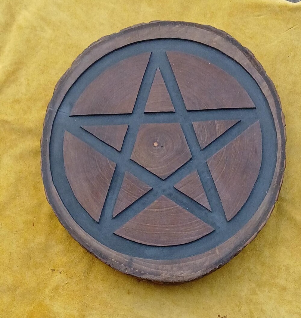Placa de Madeira Pentagrama Entalhado e Pintado 43x41x5