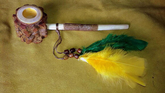 Cachimbo de Angico Personalizado com Penas Verdes e Amarelas