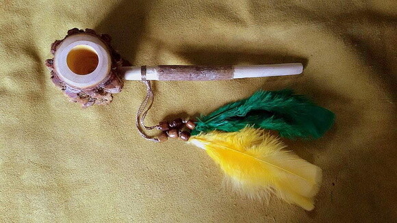 Cachimbo de Angico Personalizado com Penas Verdes e Amarelas