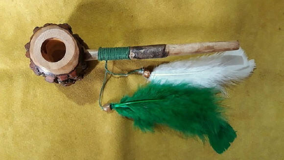 Cachimbo de Angico Decorado com Penas